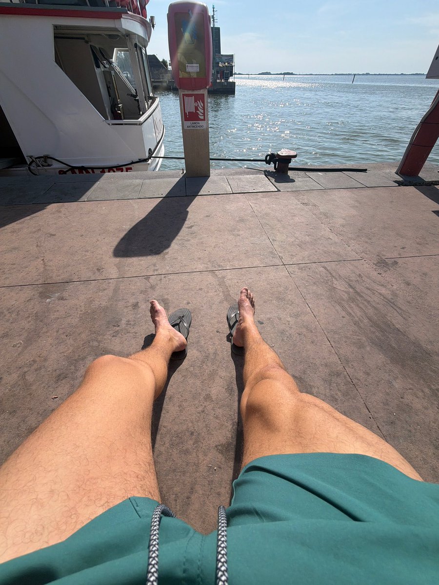 kingdanielsant's tweet photo. vuoi stare sotto le mie suole? scrivimi se hai coraggio😈 #draining #slave #findom https://t.co/Lnhvt7XUcZ