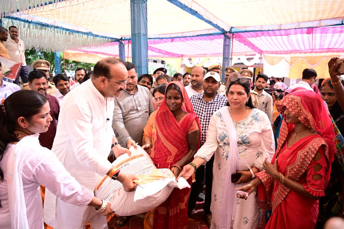 DMBahraich's tweet photo. मा. राज्य मंत्री (स्वतन्त्र प्रभार), उद्यान/प्रभारी मंत्री श्री दिनेश प्रताप सिंह ने जिला पंचायत अध्यक्ष श्रीमती मंजू स���ंह व विधायक बलहा श्रीमती सरोज सोनकर के साथ ग्राम गुलहरिया में बाढ़ प्रभावित परिवारों का जाना कुशलक्षेम। प्रभावित 75 व्यक्तियों को वितरित की राहत किट। @CMOfficeUP @ChiefSecyUP @UPGovt @rahat_up  @OfficeDPS @OfficeofDPS