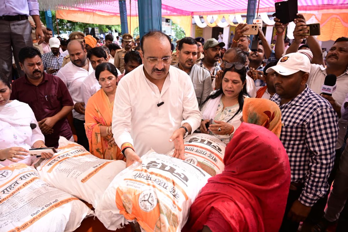 DMBahraich's tweet photo. मा. राज्य मंत्री (स्वतन्त्र प्रभार), उद्यान/प्रभारी मंत्री श्री दिनेश प्रताप सिंह ने जिला पंचायत अध्यक्ष श्रीमती मंजू स���ंह व विधायक बलहा श्रीमती सरोज सोनकर के साथ ग्राम गुलहरिया में बाढ़ प्रभावित परिवारों का जाना कुशलक्षेम। प्रभावित 75 व्यक्तियों को वितरित की राहत किट। @CMOfficeUP @ChiefSecyUP @UPGovt @rahat_up  @OfficeDPS @OfficeofDPS