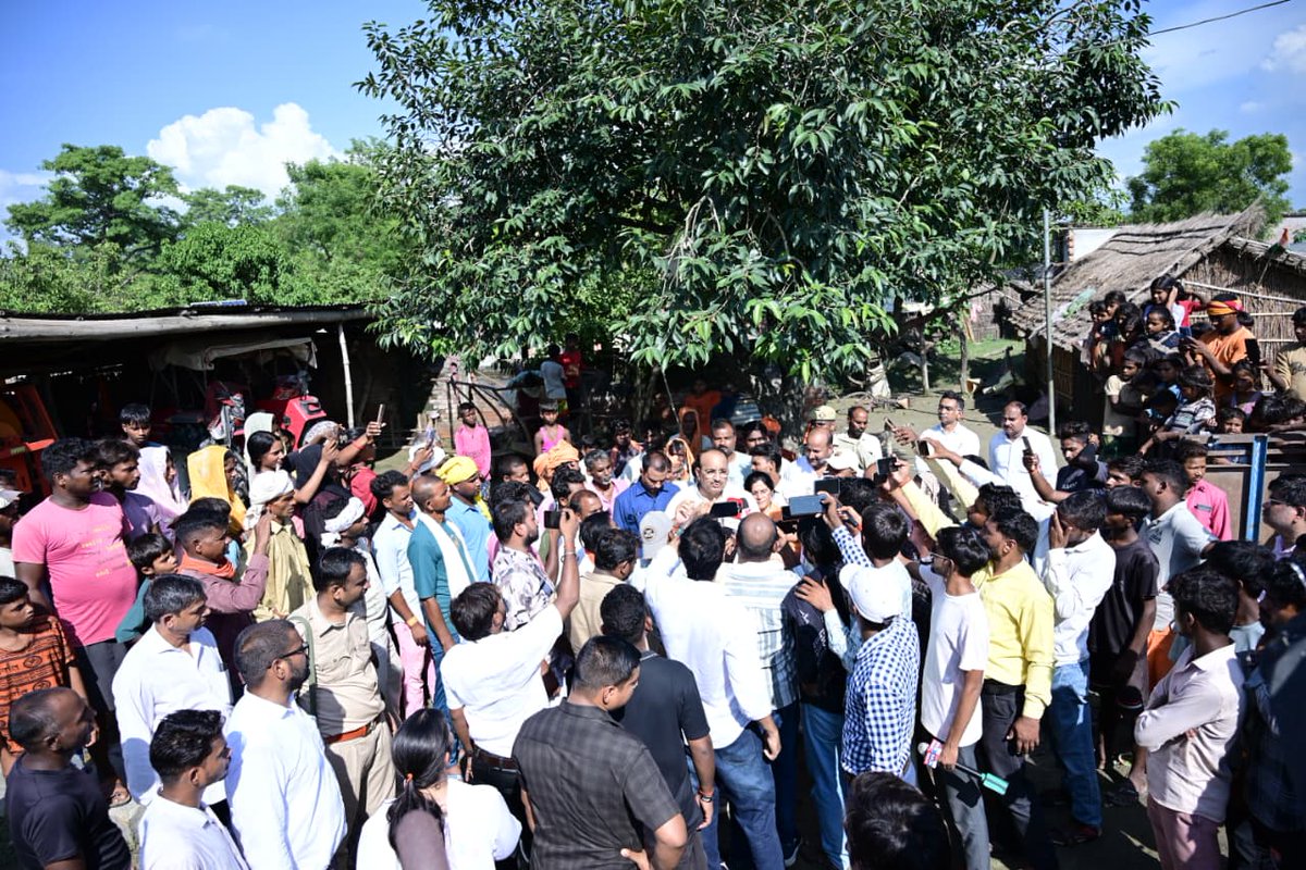 DMBahraich's tweet photo. मा. राज्य मंत्री (स्वतन्त्र प्रभार), उद्यान/प्रभारी मंत्री श्री दिनेश प्रताप सिंह ने ब्लाक मिहींपुरवा के बाढ़ प्रभावित ग्रामों का ट्रैक्टर से किया भ्रमण। प्रभावित परिवारों से संवाद कर प्रशासन द्वारा उपलब्ध कराई जा रही राहत एवं बचाव व्यवस्थाओं के बारे में प्राप्त की जानकारी। @CMOfficeUP @ChiefSecyUP @UPGovt @OfficeDPS @rahat_up