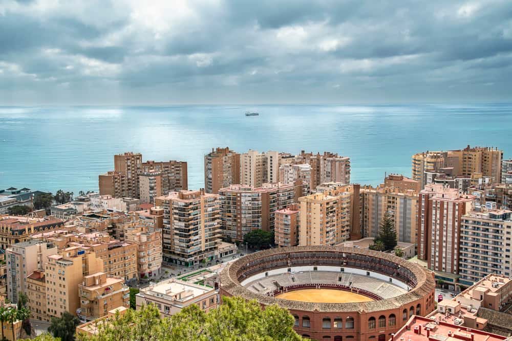 elxanalista's tweet photo. Estos 10 días en Málaga, entre playa, cenas y cervezas con amigos de mi novia, hay una conversación que se ha repetido más que ninguna otra:

“Queremos comprar, pero no sabemos dónde”.

No porque busquen una villa en Marbella. Hablan de un piso normal. Dos habitaciones. Algo de 70-80 m². Un sitio donde poder vivir y, si llega el momento, formar una familia.

Y los precios ya empiezan por 300.000 €.

Málaga capital ronda los 3.937 €/m². Un piso de 80 m² son 315.000 € antes de impuestos, notaría, registro, tasación o reforma.

Uno de ellos lo resumió perfecto:

—Mi padre compró un piso parecido hace años por menos de 150.000 €. Yo, cobrando 1.600 €, tengo que pagar más del doble por algo similar.

Otro cobra 1.700 € netos. Su pareja está en torno a 1.500 €. Entre los dos parecen una pareja con buenos sueldos. Pero para comprar 315.000 € necesitan aproximadamente:

Entrada del 20%: 63.000 €  
ITP en Andalucía al 7%: 22.050 €  
Notaría, registro, tasación y gastos: 2.500-3.500 €  

Total de ahorro previo: casi 90.000 €.

Luego queda pedir una hipoteca de 252.000 €. A 30 años y cerca del 3%, la cuota puede rondar 1.060 € al mes. Añade comunidad, IBI, seguro, luz, agua y mantenimiento.

Con 3.200 € netos de ingresos conjuntos no es imposible. Pero obliga a destinar más de un tercio del sueldo a la vivienda durante tres décadas, después de ahorrar casi 90.000 €.

Y eso en una ciudad donde el alquiler también aprieta: Málaga capital ya ronda los 16,5 €/m² mensuales. Un piso de 80 m² puede acercarse a 1.300 € al mes.

El problema no es que la gente joven no quiera comprar. Es que han convertido una vivienda normal en un activo de lujo.

La Costa del Sol ha ganado turismo, inversión y dinero. Pero los que cobran 1.500-1.700 € y viven aquí están quedándose fuera de su propia ciudad.

¿Creéis que Málaga corregirá precios o que los salarios tendrán que correr detrás de la vivienda para siempre?
