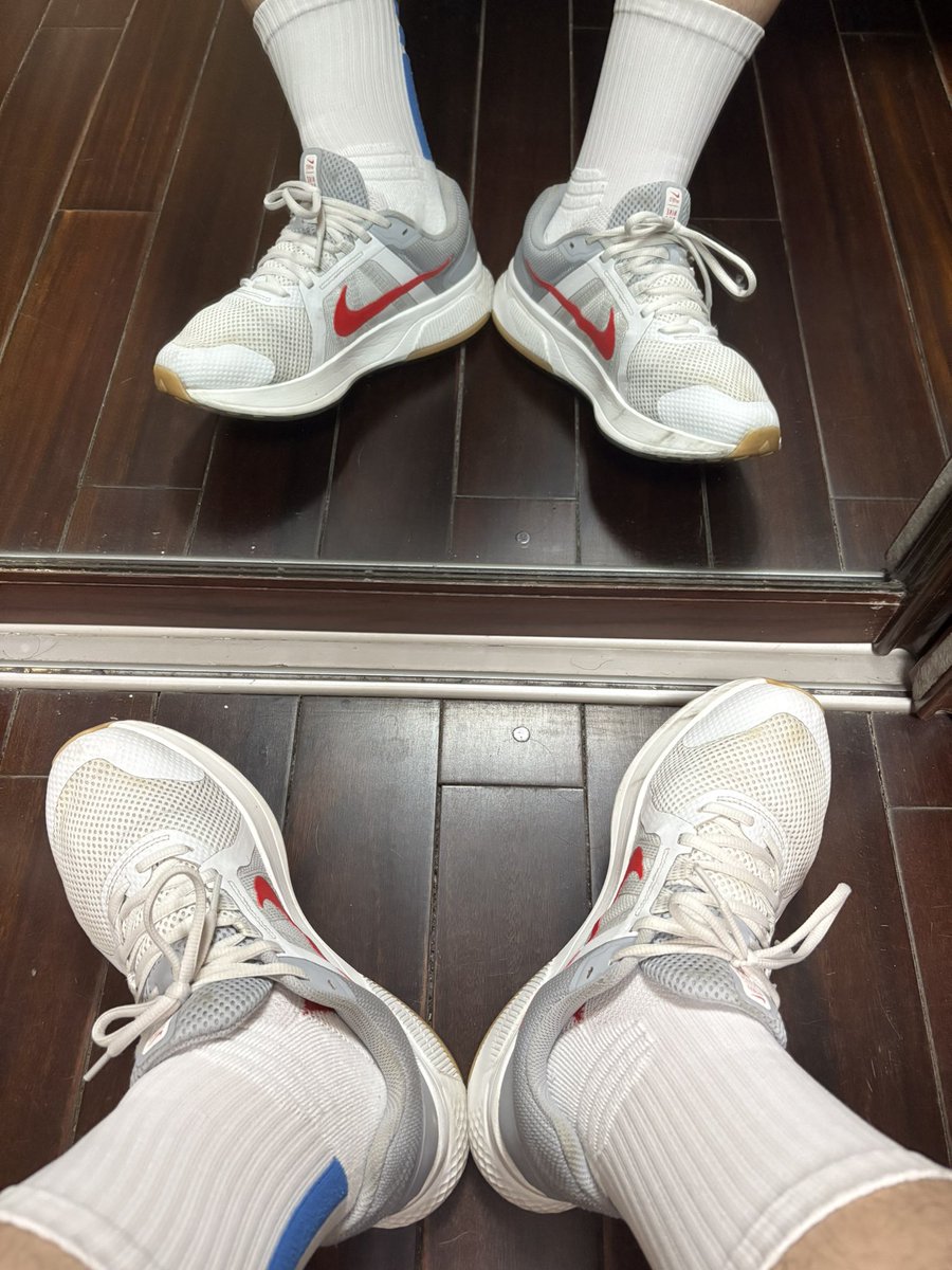PaperFogg2007's tweet photo. 感觉我们袜控足控鞋控真的没救了……
在宿舍的阳台上看到好看的鞋子和足球袜真的很想闻，在操场或者路上看到男生充满肌肉的小腿上穿着白袜也会被吸引，会产生各种各样的联想，会很想去感受……甚至有时候在不经意间低头看到自己小腿上的白袜也会被勾引到🥵
我们足袜控就是这么容易被满足🧦 https://t.co/bGvREv6dkc