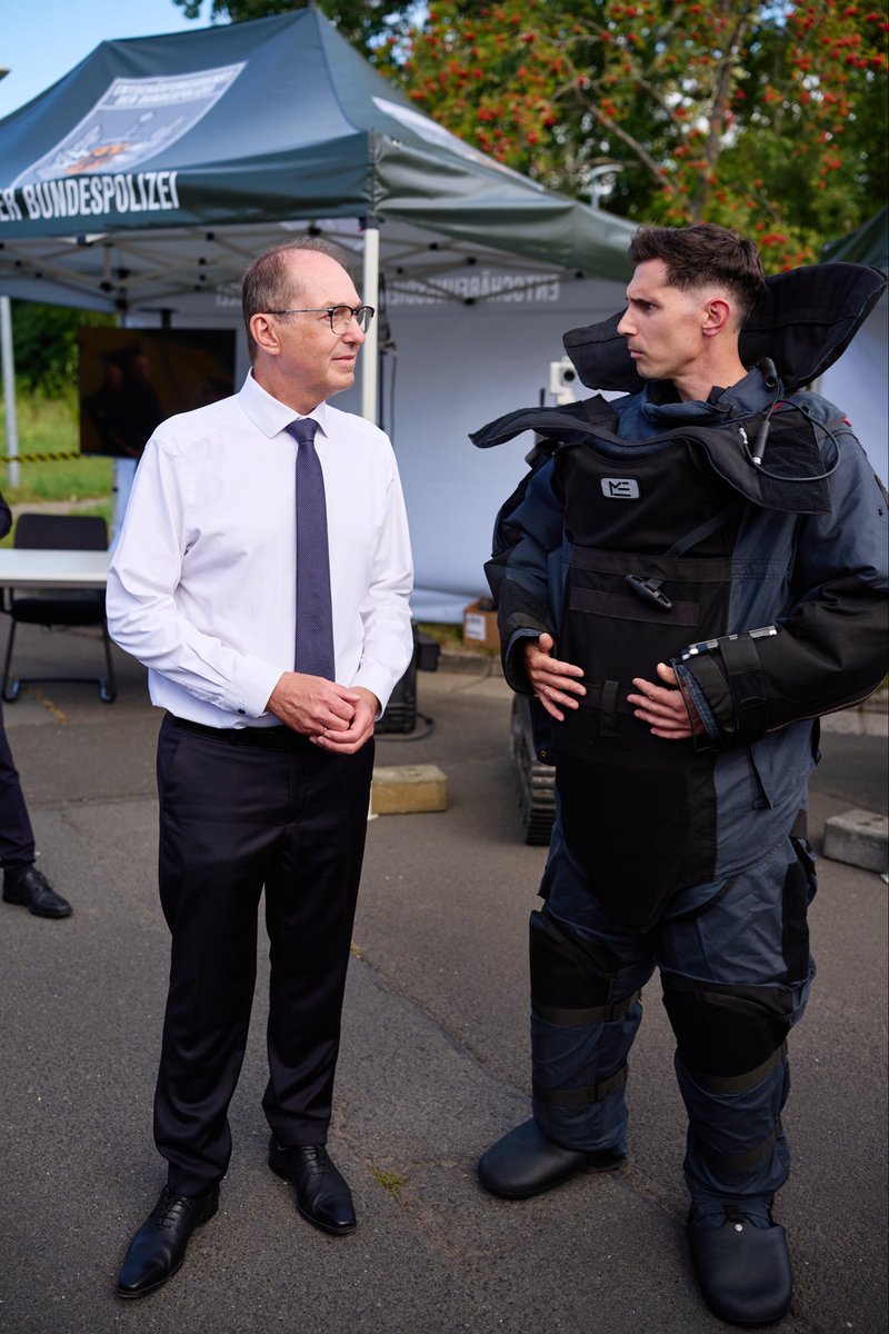 BMI_Bund's tweet photo. Drohnenabwehr, Entschärfungsdienst &amp; Waldbrände: Die Bundespolizei ist auf viele Szenarien vorbereitet. Dabei besonders wichtig: die spezialisierte Expertise der Kolleginnen &amp; Kollegen. Jetzt besuchte Bundesinnenminister Dobrindt die Bundespolizei Fuldatal auf seiner Sommertour. https://t.co/vcHkLNovuV