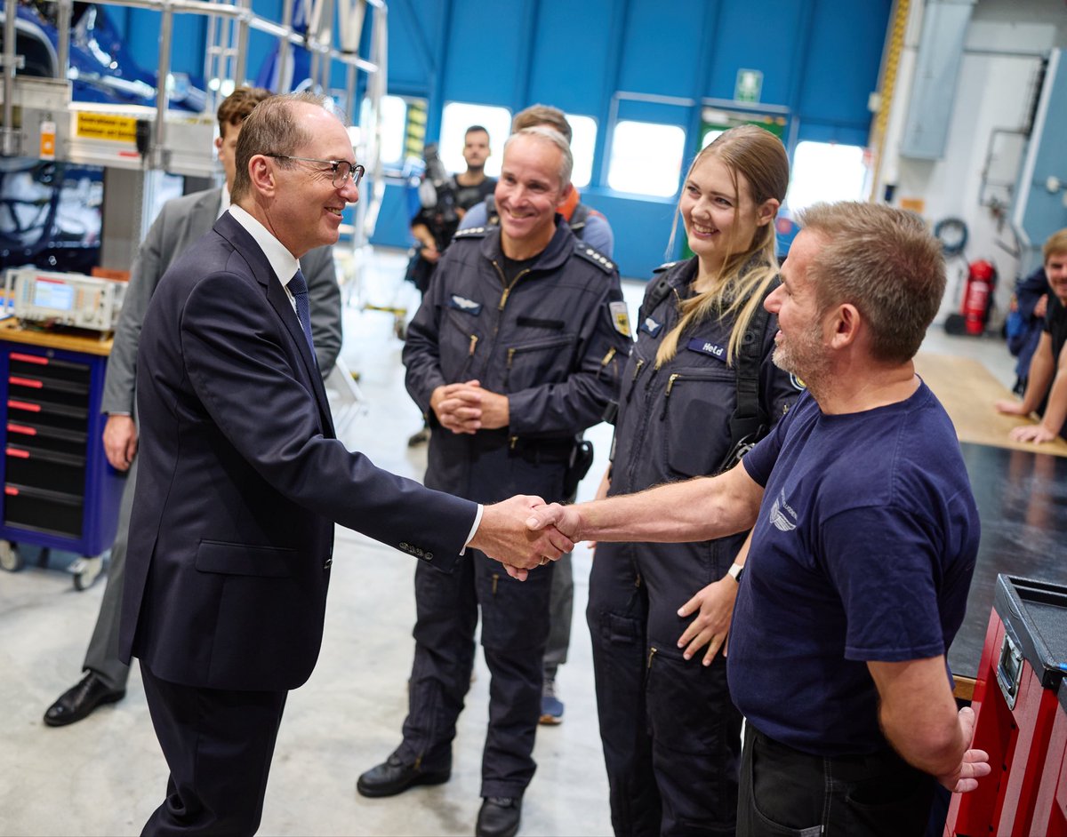 BMI_Bund's tweet photo. Drohnenabwehr, Entschärfungsdienst &amp; Waldbrände: Die Bundespolizei ist auf viele Szenarien vorbereitet. Dabei besonders wichtig: die spezialisierte Expertise der Kolleginnen &amp; Kollegen. Jetzt besuchte Bundesinnenminister Dobrindt die Bundespolizei Fuldatal auf seiner Sommertour. https://t.co/vcHkLNovuV