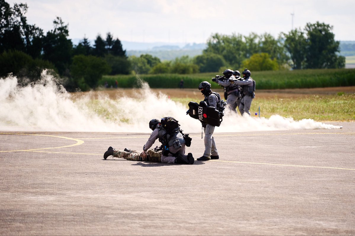 BMI_Bund's tweet photo. Drohnenabwehr, Entschärfungsdienst &amp; Waldbrände: Die Bundespolizei ist auf viele Szenarien vorbereitet. Dabei besonders wichtig: die spezialisierte Expertise der Kolleginnen &amp; Kollegen. Jetzt besuchte Bundesinnenminister Dobrindt die Bundespolizei Fuldatal auf seiner Sommertour. https://t.co/vcHkLNovuV