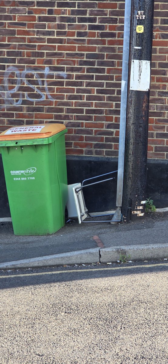 BrokenRTW's tweet photo. Why dispose of it properly when you can leave it at the side of the road and not get into trouble

#TunbridgeWells #RTW #BrokenRTW #FixTunbridgeWells #Kent @ThreshedThought https://t.co/UluOC4Pp7n