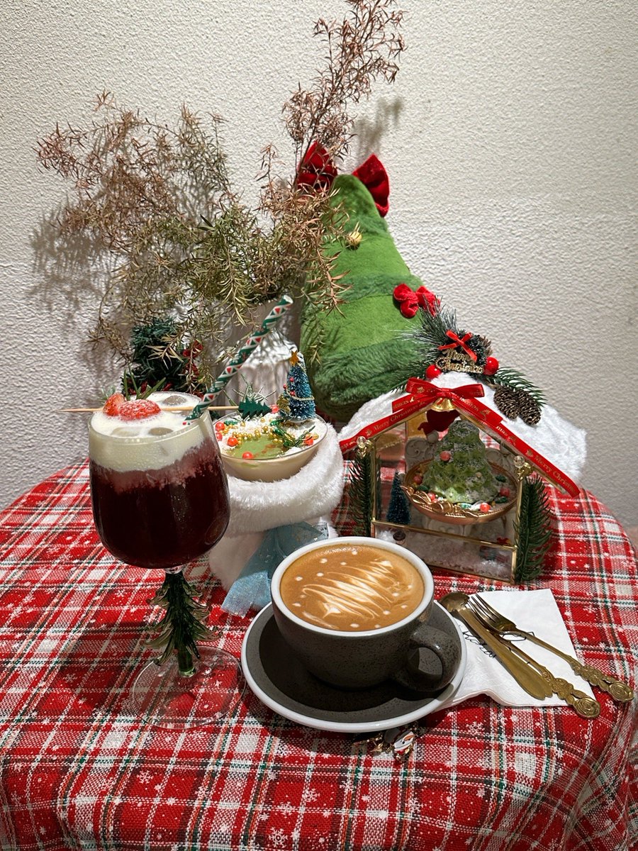 TobyDawson12's tweet photo. Counting down the last day of Christmas prep—warm cocoa, twinkling lights, and the best vibes with loved ones. Merry almost Christmas! https://t.co/7JdTQlputk