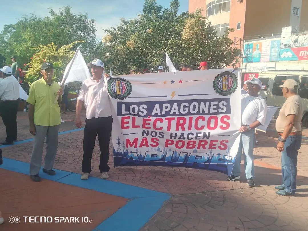 ADemocratica's tweet photo. Nuestros compañeros de Apure en las calles juntos a los ciudadanos, en voz de protesta contra los constantes cortes de energía eléctrica. Acción Democrática con sus gobiernos llevó la electricidad a todos los rincones del país, tanto urbano como rural. Venezuela volverá a ser grande nuevamente.