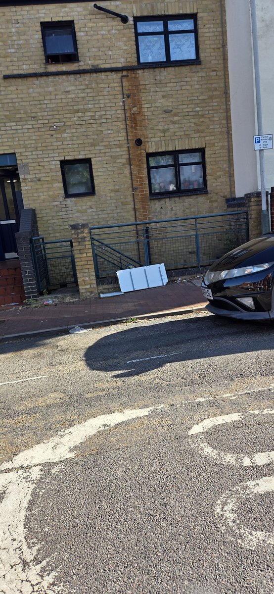 BrokenRTW's tweet photo. Why dispose of it properly when you can leave it at the side of the road and not get into trouble

#TunbridgeWells #RTW #BrokenRTW #FixTunbridgeWells #Kent @ThreshedThought https://t.co/UluOC4Pp7n