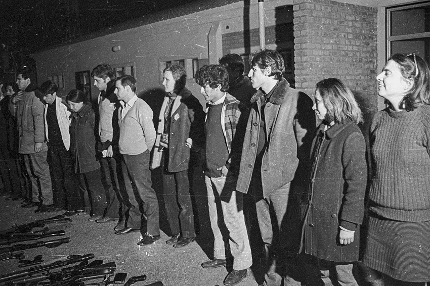 izquierdadiario's tweet photo. Ni olvido, ni perdón. A 54 años de la Masacre de Trelew: memoria de ayer, luchas de hoy.  Por Daniel Paez.  Este sábado 22 de agosto, a 54 años de la Masacre de Trelew, organizaciones sociales, sindicales, estudiantiles y de derechos humanos marcharán pa… https://t.co/LPqGg3uzp7 https://t.co/jqBdAtU0iM