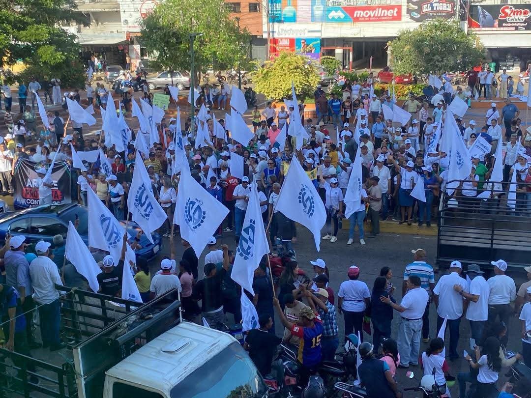 ADemocratica's tweet photo. Nuestros compañeros de Apure en las calles juntos a los ciudadanos, en voz de protesta contra los constantes cortes de energía eléctrica. Acción Democrática con sus gobiernos llevó la electricidad a todos los rincones del país, tanto urbano como rural. Venezuela volverá a ser grande nuevamente.
