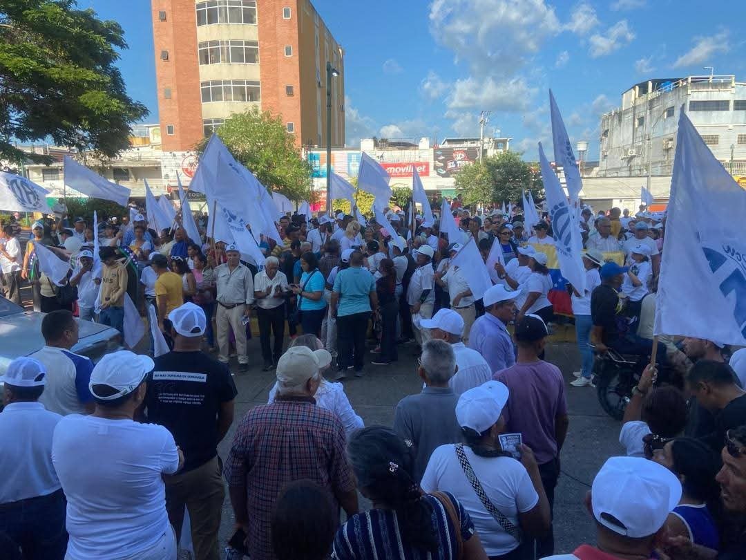 ADemocratica's tweet photo. Nuestros compañeros de Apure en las calles juntos a los ciudadanos, en voz de protesta contra los constantes cortes de energía eléctrica. Acción Democrática con sus gobiernos llevó la electricidad a todos los rincones del país, tanto urbano como rural. Venezuela volverá a ser grande nuevamente.