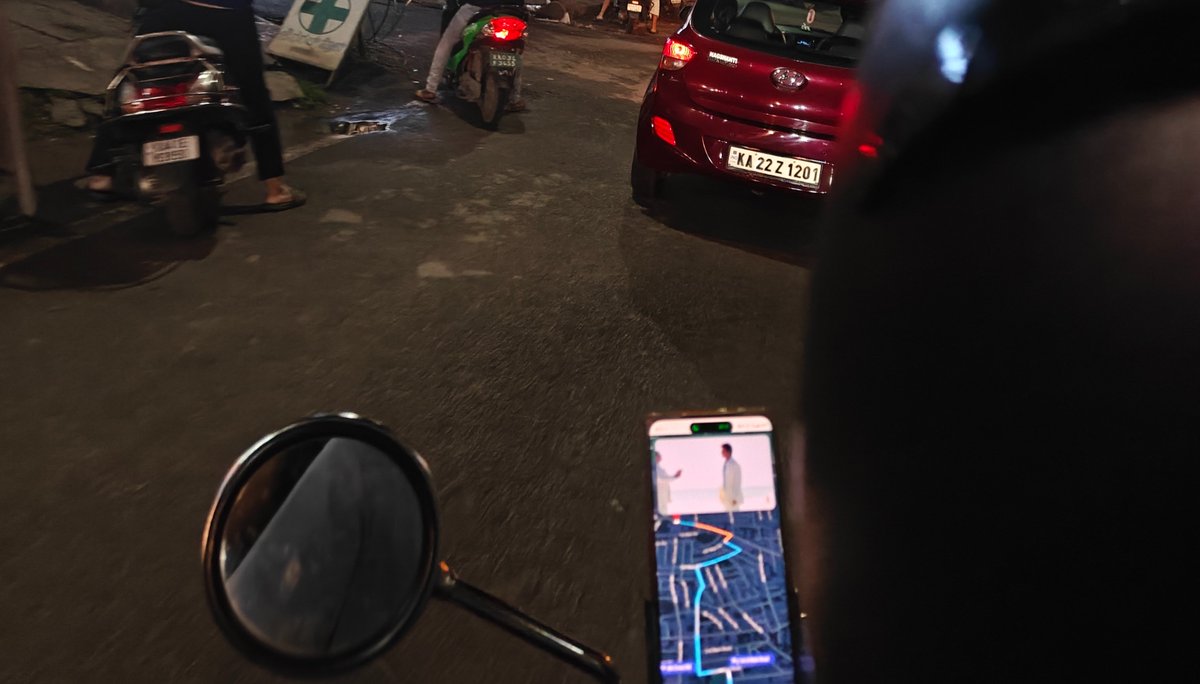 Baku_Hal's tweet photo. Rapido bhaiya watching TV show while driving #consoomer https://t.co/juEJPlJIwp