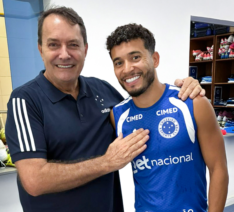 guiamara1's tweet photo. Essa foto foi publicada pelo Cruzeiro três dias depois do William ser visto gargalhando após o Cruzeiro perder para o Athletico-PR. Não surpreende que, após uma derrota, Pedro Lourenço declare sua torcida pelo time que o eliminou e que enfrenta novamente o Cruzeiro daqui 3 dias. https://t.co/FbHzoCJNqN