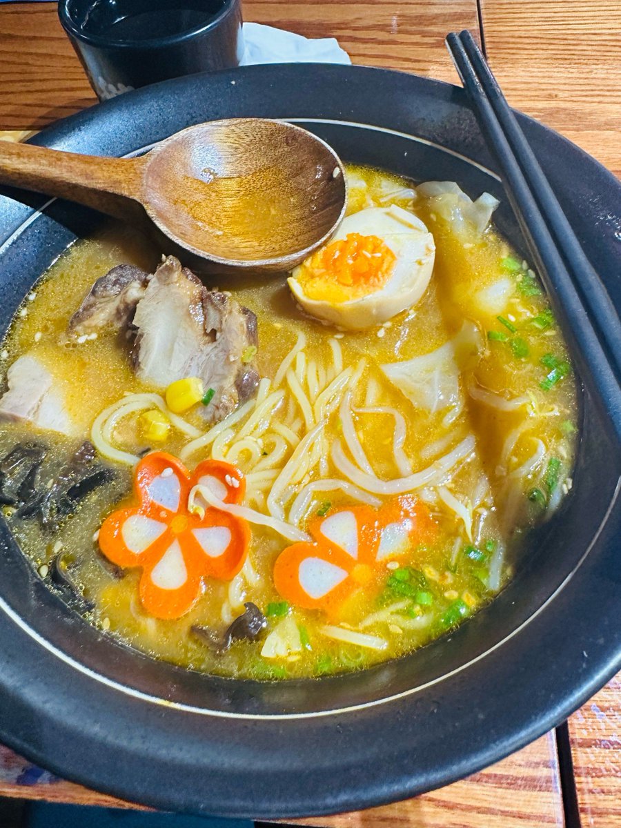 DinaYoshindsg's tweet photo. Late night cravings met their match here—steaming ramen, quiet chatter, and the kind of warmth that lingers longer than the leftovers. （深夜的味蕾被这里治愈：冒着热气的拉面、轻声的交谈，还有比剩菜更久留存的暖意）， https://t.co/ShuAVRmQMy