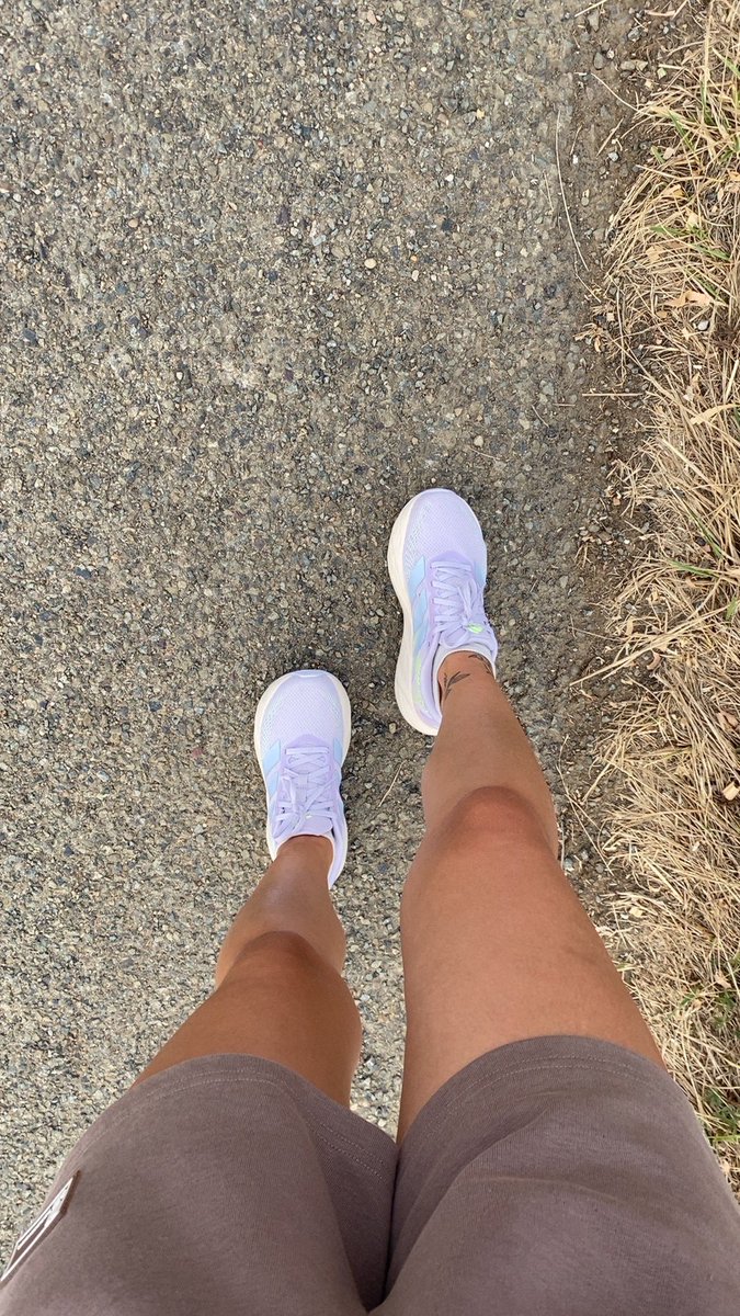 Anaislmrl333's tweet photo. Mes nouvelles chaussures cours plus vite que moi 🥵 https://t.co/tNUR4yjUiL