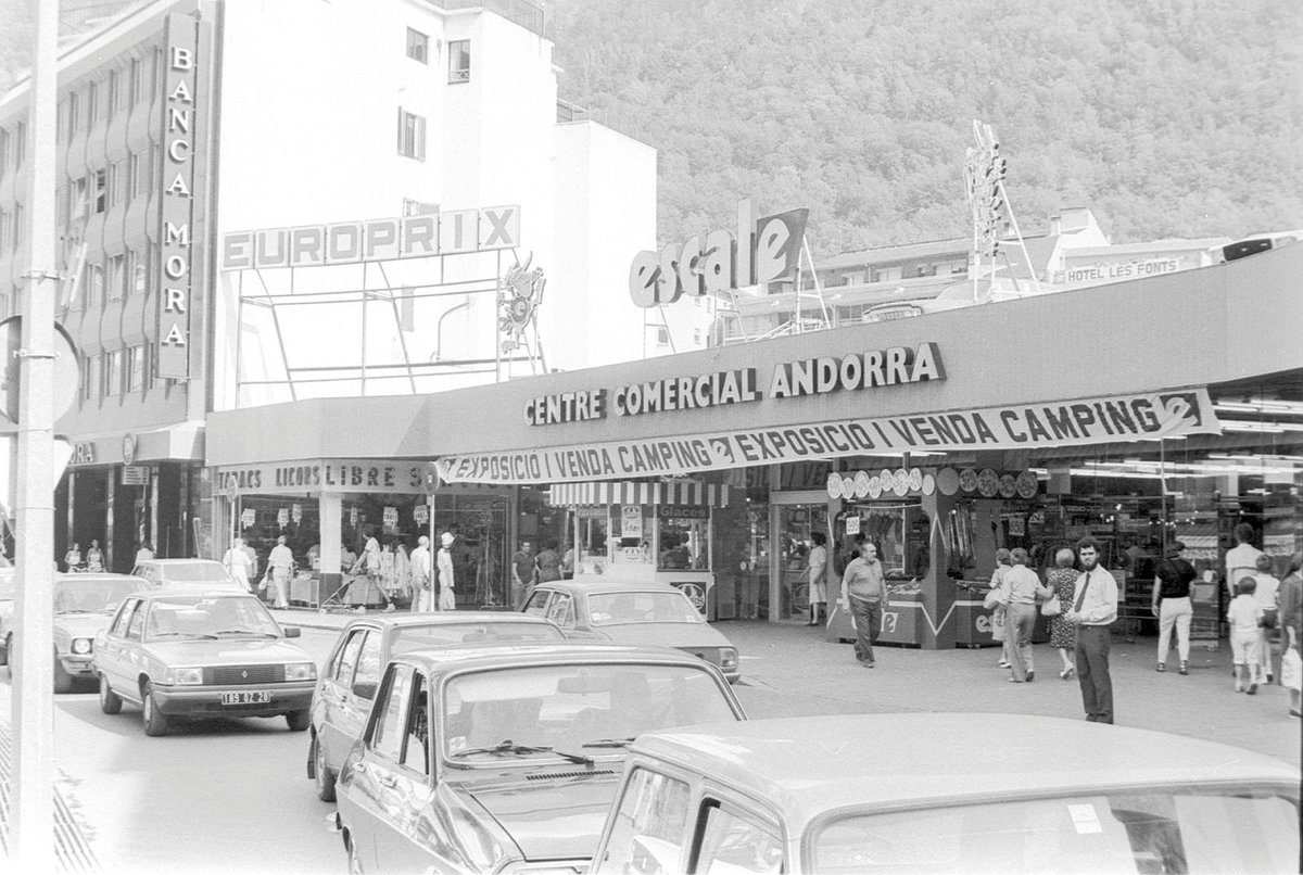 Arxiu_Andorra's tweet photo. Quan l’Hiper era l’Hiper, 🛒 i l’Escale era l’Escale 🛍️

#comerç #andorra 

FJR_0252
FP_17738
FJR_0151
FP_17749 https://t.co/8XKad3k1Ka