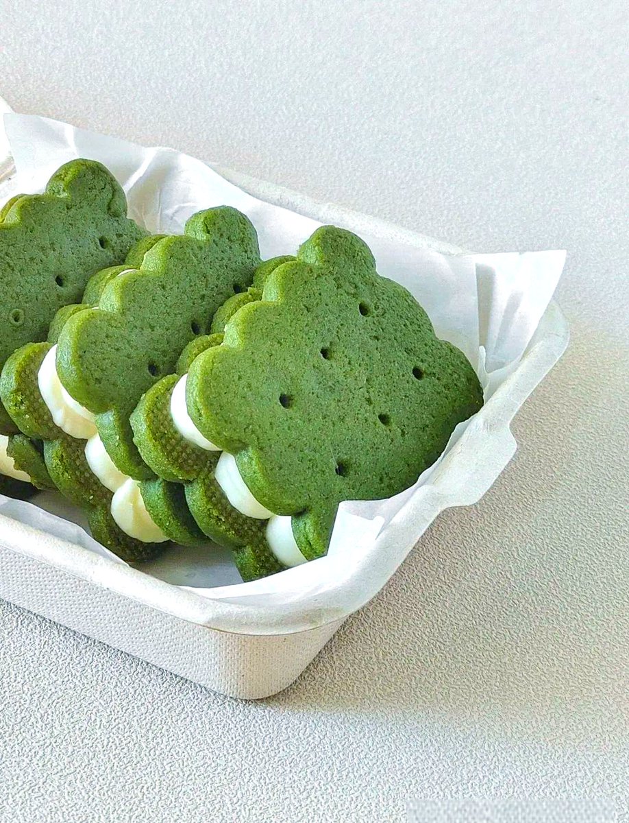 Alex37106311's tweet photo. Just shared my favorite crispy matcha cookies with my desk buddies , who said office snacks can only be boring https://t.co/c81LQiT8IS