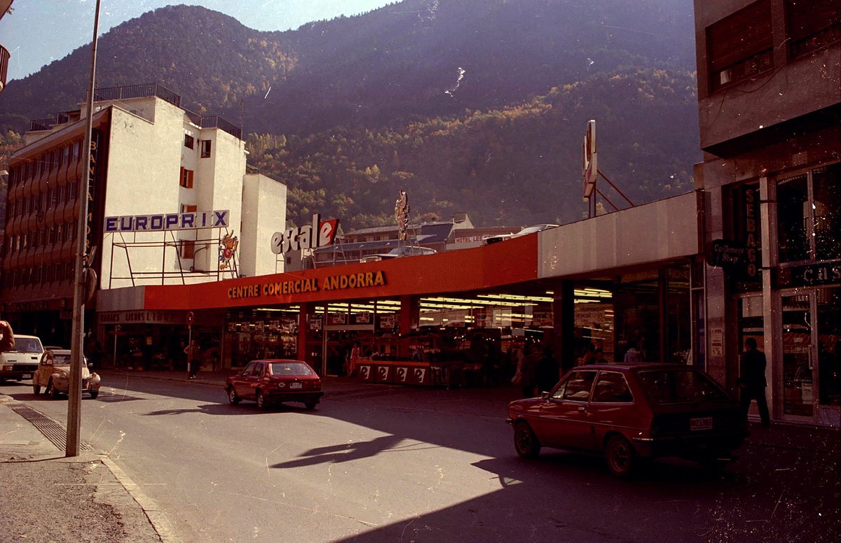 Arxiu_Andorra's tweet photo. Quan l’Hiper era l’Hiper, 🛒 i l’Escale era l’Escale 🛍️

#comerç #andorra 

FJR_0252
FP_17738
FJR_0151
FP_17749 https://t.co/8XKad3k1Ka