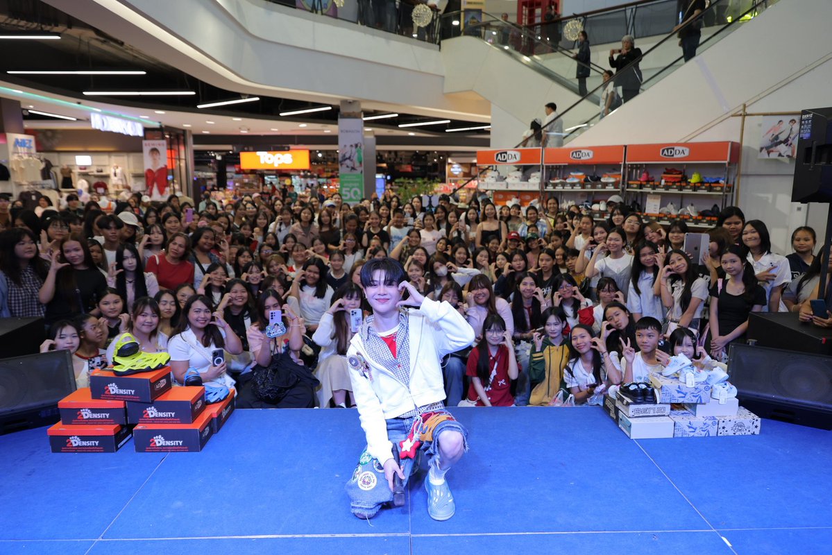 kumo10071007's tweet photo. เมื่อเดือนก่อนๆ ต้นหลิวมีงานที่สกลนครและหาดใหญ่ จึงมีของที่พวกเราซื้อมาไว้เป็นจำนวนมาก พวกเราเลยมีโอกาสได้นำสิ่งของเหล่านี้ไปบริจาคให้กับเด็กๆและครอบครัวในนามของต้นหลิว เมธาพัฒน์ พวกเรารู้สึกดีใจมากที่ได้รู้ว่าเด็กๆมีความสุขมากๆเมื่อได้รับรองเท้าและชุดใหม่ หวังว่าจะเป็นอีกหนึ่งความสุขของเด็กๆทุกคนนะคับ🤍
@tonliew_mtp 

https://t.co/T27Ny5s9tX

https://t.co/tdcthWvodc

#tonliewmtp