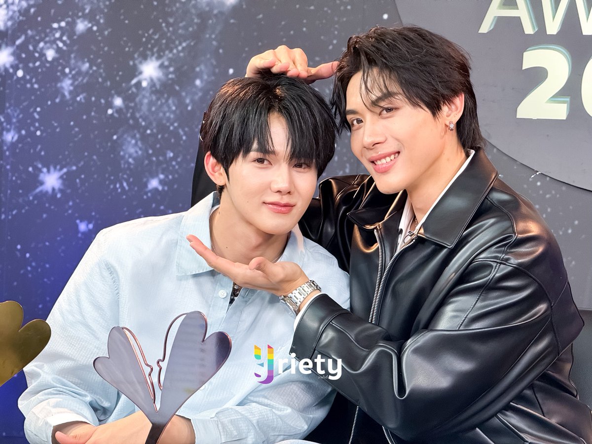 Yriety's tweet photo. Recap ความน่ารักของ “ท็อปแท็ป - มินลี” (🐺🐰) #ToptapMinlee หลังจบไลฟ์ #YEntGoldenTimeLive วันนี้แวะมาพูดคุยกับพี่วายสนุกมากเลยล่ะ 😚 ไว้มาหากันอีกน๊า พี่วายรอเล้ย 💖🤏🏻
#PaybackFanMeetingPRESSTOUR
#TOPTAPJarukit #MINLEEthanakorn
#Yriety https://t.co/DCJoisQGJd