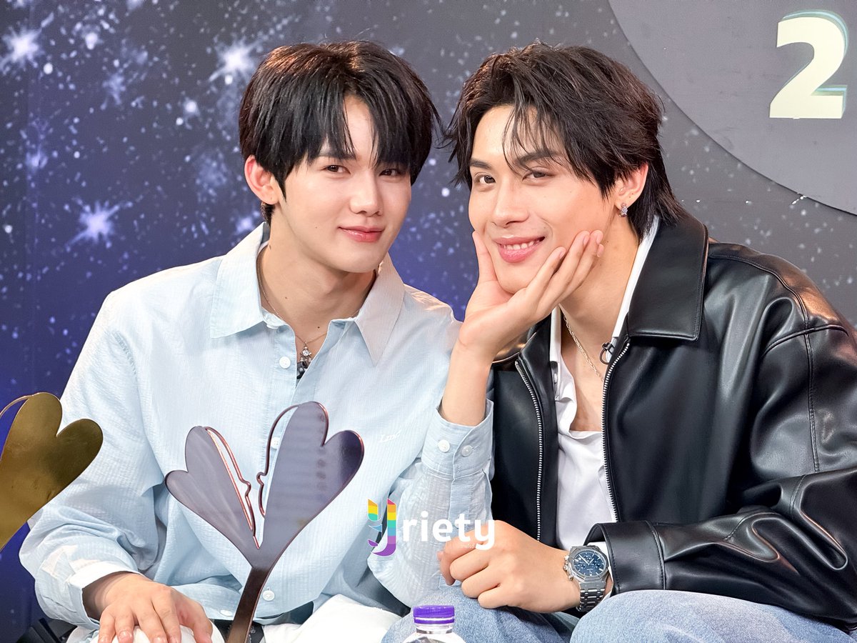 Yriety's tweet photo. Recap ความน่ารักของ “ท็อปแท็ป - มินลี” (🐺🐰) #ToptapMinlee หลังจบไลฟ์ #YEntGoldenTimeLive วันนี้แวะมาพูดคุยกับพี่วายสนุกมากเลยล่ะ 😚 ไว้มาหากันอีกน๊า พี่วายรอเล้ย 💖🤏🏻
#PaybackFanMeetingPRESSTOUR
#TOPTAPJarukit #MINLEEthanakorn
#Yriety https://t.co/DCJoisQGJd