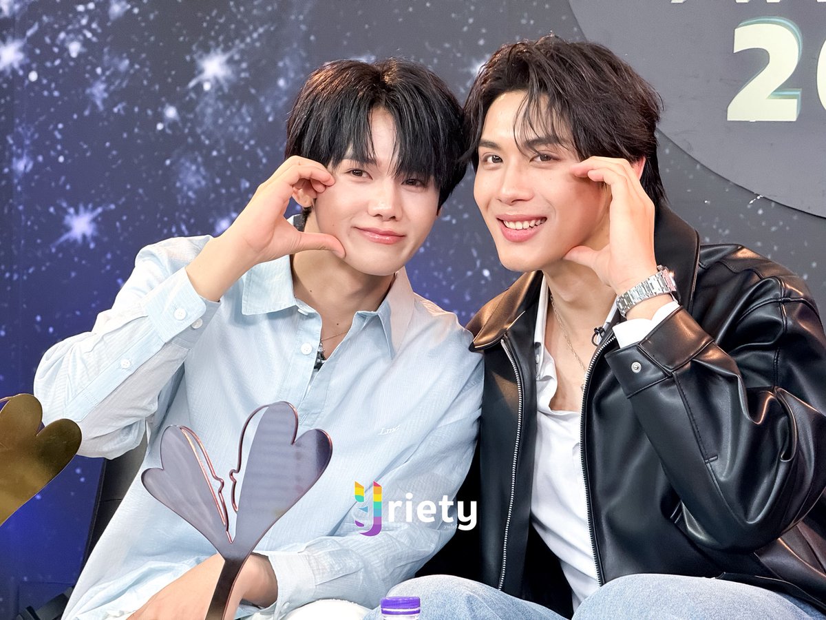 Yriety's tweet photo. Recap ความน่ารักของ “ท็อปแท็ป - มินลี” (🐺🐰) #ToptapMinlee หลังจบไลฟ์ #YEntGoldenTimeLive วันนี้แวะมาพูดคุยกับพี่วายสนุกมากเลยล่ะ 😚 ไว้มาหากันอีกน๊า พี่วายรอเล้ย 💖🤏🏻
#PaybackFanMeetingPRESSTOUR
#TOPTAPJarukit #MINLEEthanakorn
#Yriety https://t.co/DCJoisQGJd