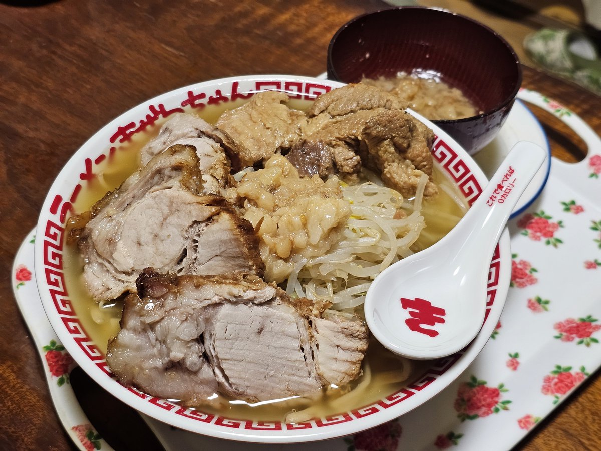 ryuti49's tweet photo. きぜつちゃんどんぶりが遂に届いたので、宅麺で買っておいた富士丸をドカ食い
大変美味しくすすれました
 #きぜつちゃん https://t.co/Pb3jXFb739