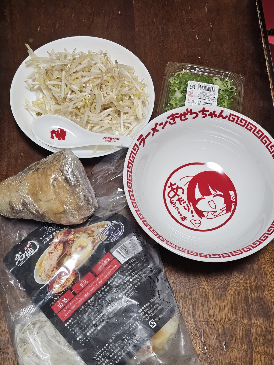 ryuti49's tweet photo. きぜつちゃんどんぶりが遂に届いたので、宅麺で買っておいた富士丸をドカ食い
大変美味しくすすれました
 #きぜつちゃん https://t.co/Pb3jXFb739