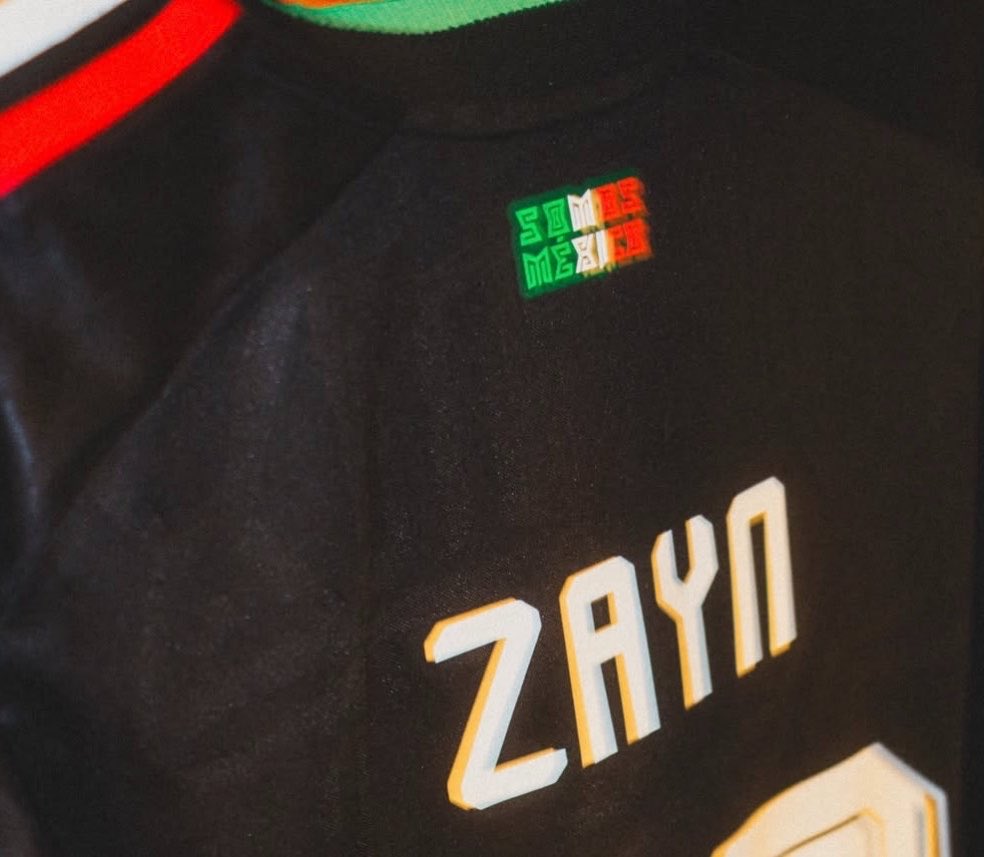 Crismtz_ahft's tweet photo. Zayn con una playera de México, asando elotes y con una salsa valentina en el fondo, él realmente quedo enamorado de México❤️🇲🇽 https://t.co/K9rIXytVZ9