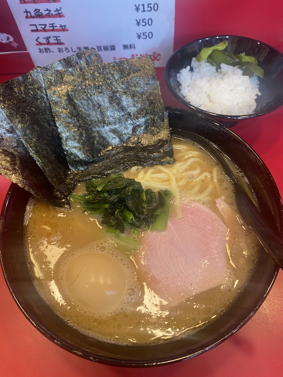 yatt404's tweet photo. 谷瀬家＠新橋：鶏油が効いた香り高いスープに短い中太麺。ライスを中盛りにすればよかったと後悔する馬鹿さ加減に涙が出て、さらにしょっぱい。暑さでどうかしちゃってるって自分でも思っている https://t.co/8SoHF9Ypp4