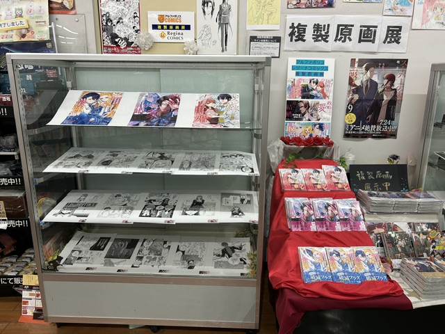 akosan00's tweet photo. 有隣堂厚木書店様にて、
【推しを味方に付けたら最強だって知ってましたか？】1巻の原画展が開催されております。
こんなきれいに飾って頂いて…
ありがとうございます……！(ﾟ´Д｀ﾟ*)ﾟ｡
今月末までとのことですので、ご興味のある方は是非！
 ほんとありがたやぁ……！！✨✨

#アルファポリス https://t.co/HNIdxTgNzA