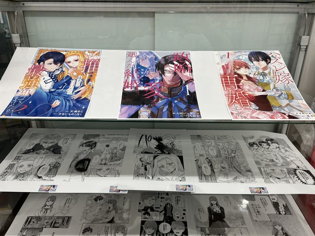 akosan00's tweet photo. 有隣堂厚木書店様にて、
【推しを味方に付けたら最強だって知ってましたか？】1巻の原画展が開催されております。
こんなきれいに飾って頂いて…
ありがとうございます……！(ﾟ´Д｀ﾟ*)ﾟ｡
今月末までとのことですので、ご興味のある方は是非！
 ほんとありがたやぁ……！！✨✨

#アルファポリス https://t.co/HNIdxTgNzA