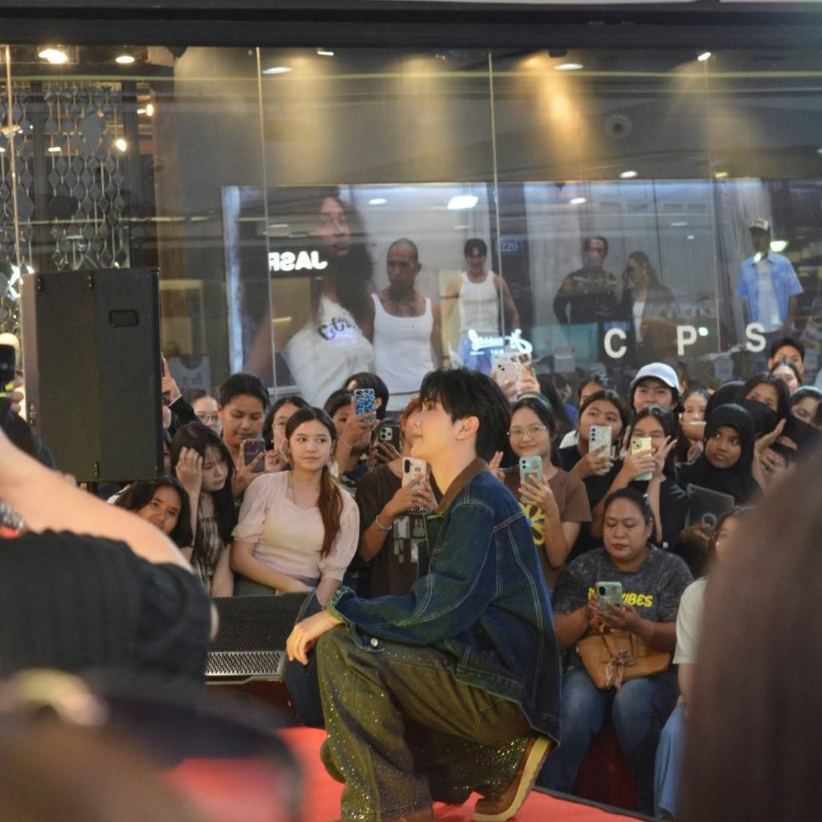 ss_aallyy's tweet photo. เมื่อเดือนก่อนๆ ต้นหลิวมีงานที่สกลนครและหาดใหญ่ จึงมีของที่พวกเราซื้อมาไว้เป็นจำนวนมาก พวกเราเลยมีโอกาสได้นำสิ่งของเหล่านี้ไปบริจาคให้กับเด็กๆและครอบครัวในนามของต้นหลิว เมธาพัฒน์ พวกเรารู้สึกดีใจมากที่ได้รู้ว่าเด็กๆมีความสุขมากๆเมื่อได้รับรองเท้าและชุดใหม่ หวังว่าจะเป็นอีกหนึ่งความสุขของเด็กๆทุกคนนะคับ🤍 @tonliew_mtp 

FB: https://t.co/tFHIofkeHS
IG: https://t.co/9jShh0D2Oz

#tonliewmtp