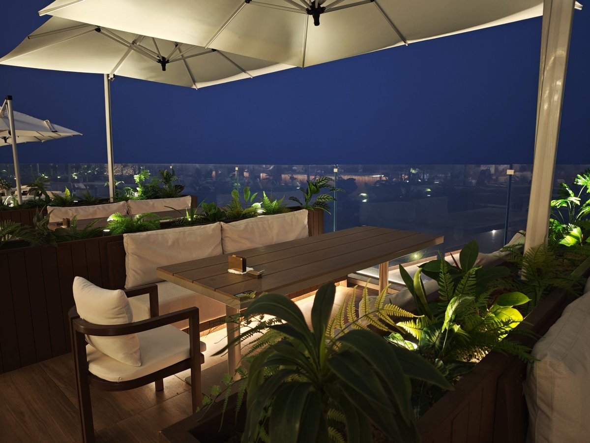 ArfahCde's tweet photo. Just tried the new rooftop pop-up café in the city center—sunset sips + skyline views = the perfect little escape. Highly recommend you swing by this week!， https://t.co/X2qECHzKgW