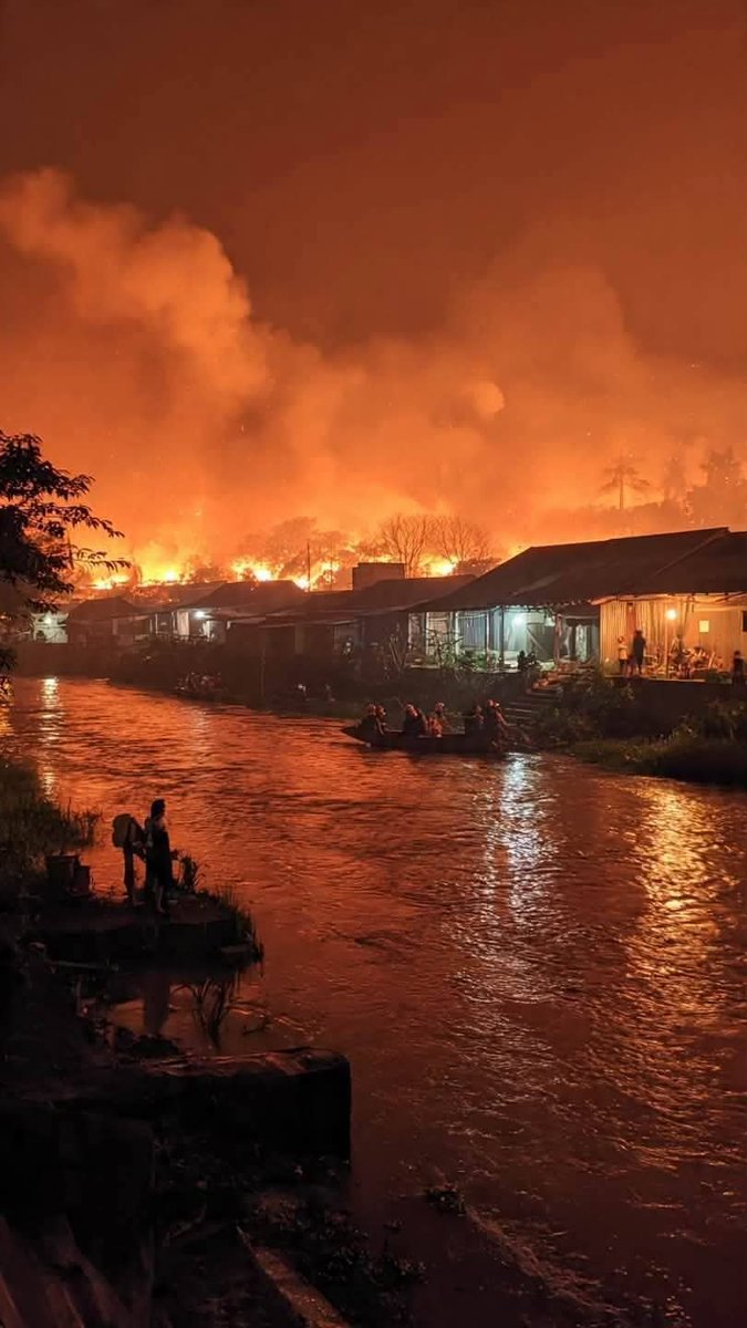 FuzaFirdaus's tweet photo. BREAKING NEWS: Foto kiriman dari Sungai Duri, memperlihatkan skala kebakaran yang besar.

Sempat terjadi blackout komunikasi, hingga saat ini jaringan di Sungai Duri masih mengalami gangguan.

Kebakaran masih berlangsung. https://t.co/lyOVYIMQQf