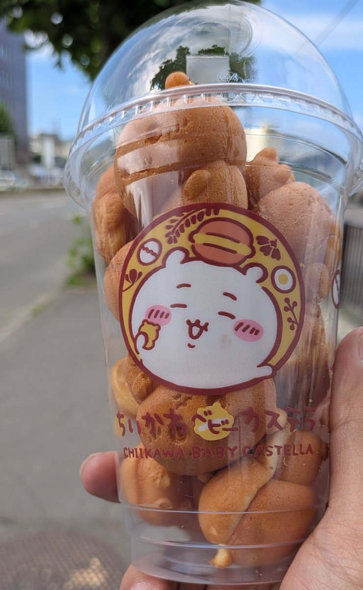 Task_27_sub's tweet photo. 甘過ぎず、焼きたてで大変美味しゅうございました😋

ただ、ベビーカステラに刺して食べるために付けてくれたサスマタ形状の→ψ
ちょうどちいかわ達の首にハマるサイズなのはワザと？ꉂ🤣𐤔

 #ちいかわもぐもぐ本舗
 #ちいかわベビーカステラ https://t.co/wGpBFe2n9C
