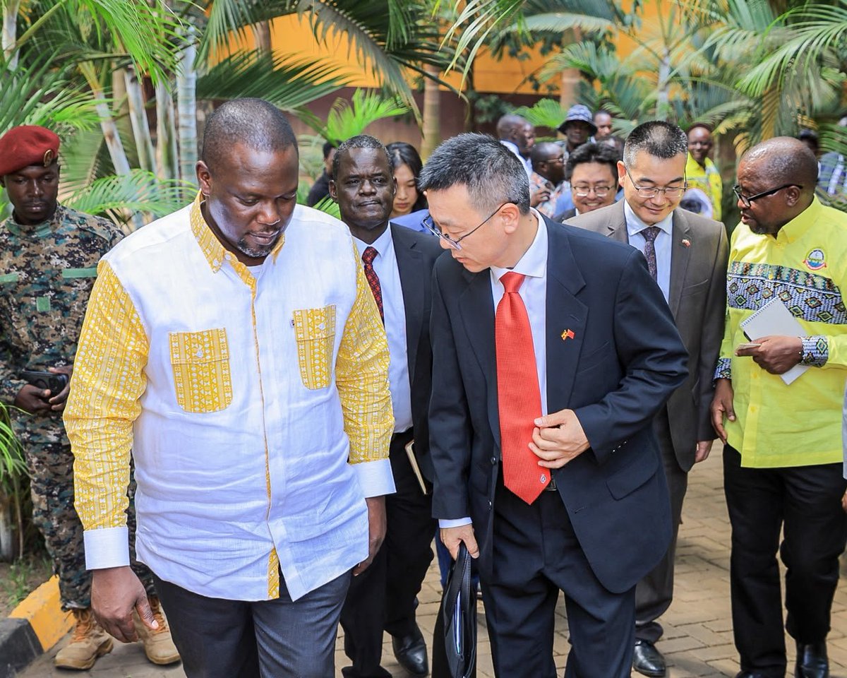 BavuleOfficial's tweet photo. The @NRMOnline Secretary-General, Rt. Hon. @TodwongR and the Ambassador of the People's Republic of China to Uganda at the party Headquarters in Kampala. https://t.co/t5jYTIV7ga