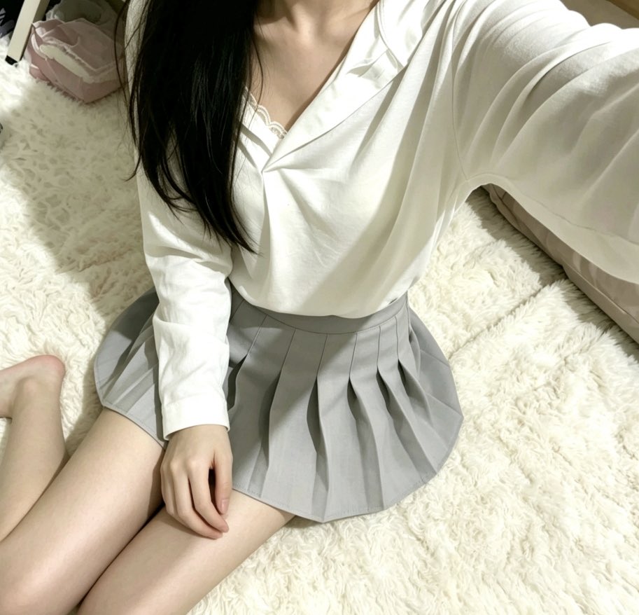 JamesPoitra9's tweet photo. 刚穿上衣服，感觉胸前有了点“微隆”������觉。仔细一看，原来是衣服穿反了！不过没关系，已经吃糖的我就不信真的长不出来 #长胸 #药娘 https://t.co/veniJmpHEy