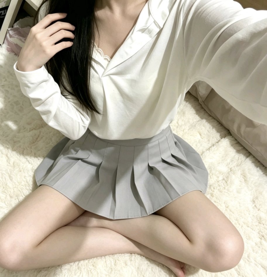 JamesPoitra9's tweet photo. 刚穿上衣服，感觉胸前有了点“微隆”������觉。仔细一看，原来是衣服穿反了！不过没关系，已经吃糖的我就不信真的长不出来 #长胸 #药娘 https://t.co/veniJmpHEy