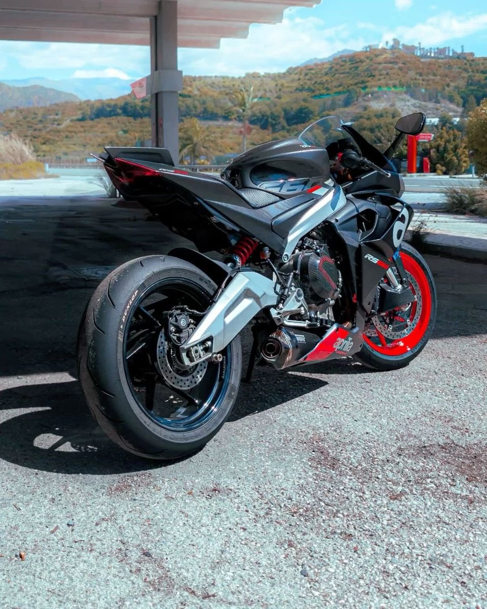 skyfullofpeachy's tweet photo. Rom-Rom time      #dlaphoto 🏍️💨 https://t.co/WlGj4v5TIJ