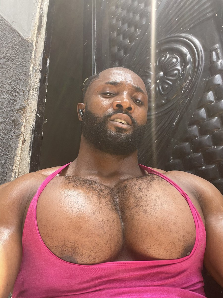 TetasDeHombre's tweet photo. The way this man shows off his tits is jus erotic af 😵‍💫 https://t.co/tceE6m3Nvf
