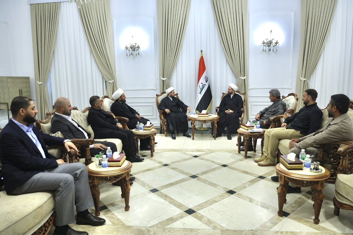 khazalimedia's tweet photo. استقبل سماحة الشيخ الأمين قيس الخزعلي، وفدا من حركة النجباء برئاسة رئيس المجلس السياسي للحركة الشيخ علي الأسدي.
وجرى خلال اللقاء بحث آخر التطورات السياسية والمستجدات على الساحة الوطنية والتأكيد على أهمية تعزيز الاستقرار وتوحيد المواقف الوطنية إزاء التحديات التي تواجه العراق. https://t.co/PfuMR1gvxC