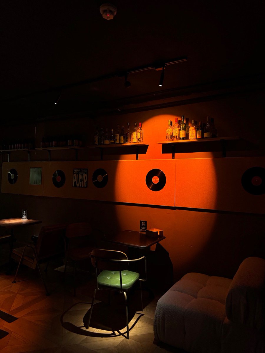 GoddeyBenson's tweet photo. "Late night bites only for the wanderers with rumbling stomachs. Warm ramen u0026 quiet stories, served here every 11pm.  #LateNightDiner"， https://t.co/Tf1TCkm81X