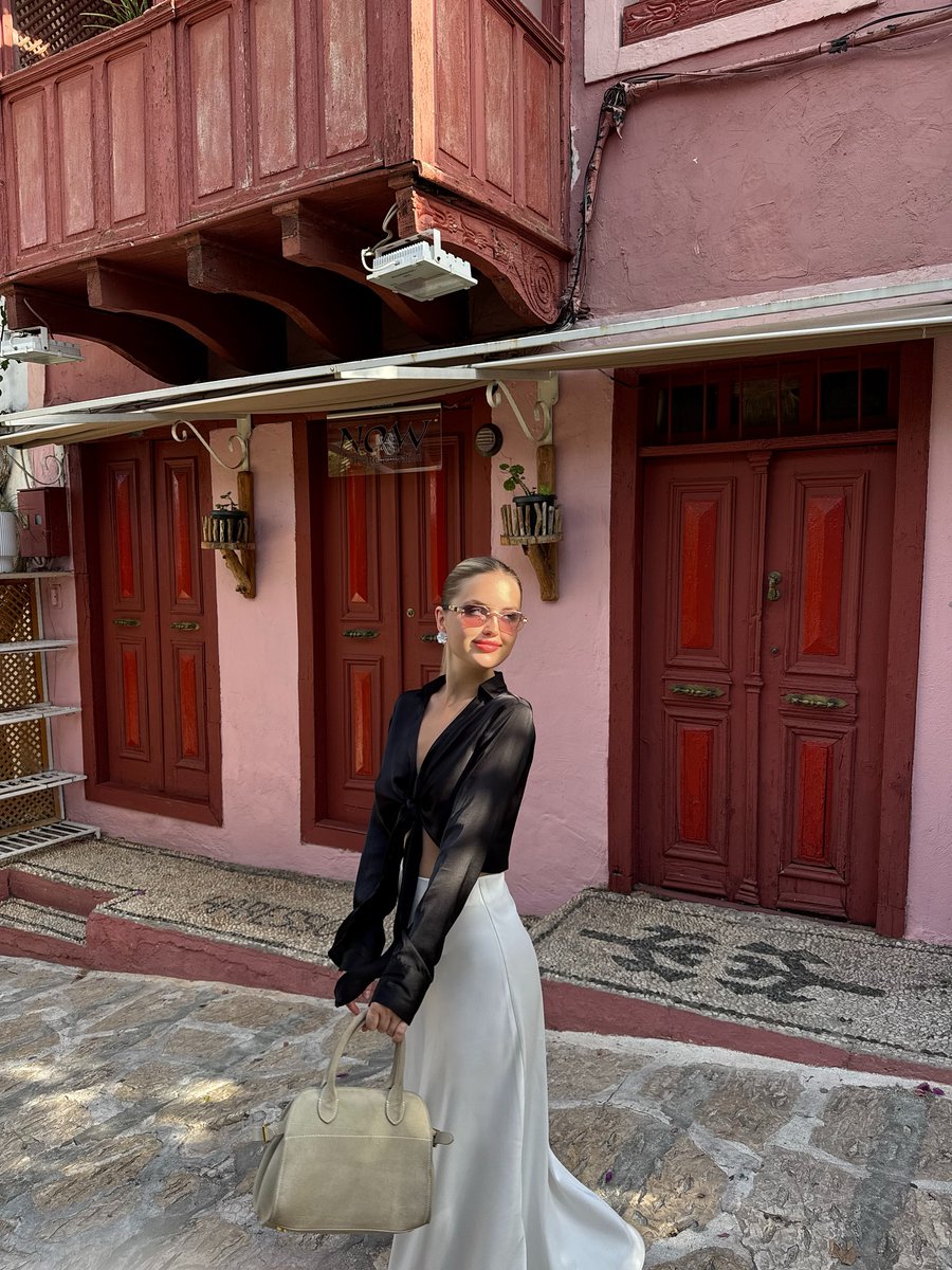 Emily78547's tweet photo. Today my mood is as good as the weather🤎✨ https://t.co/3WN6a2pBIx