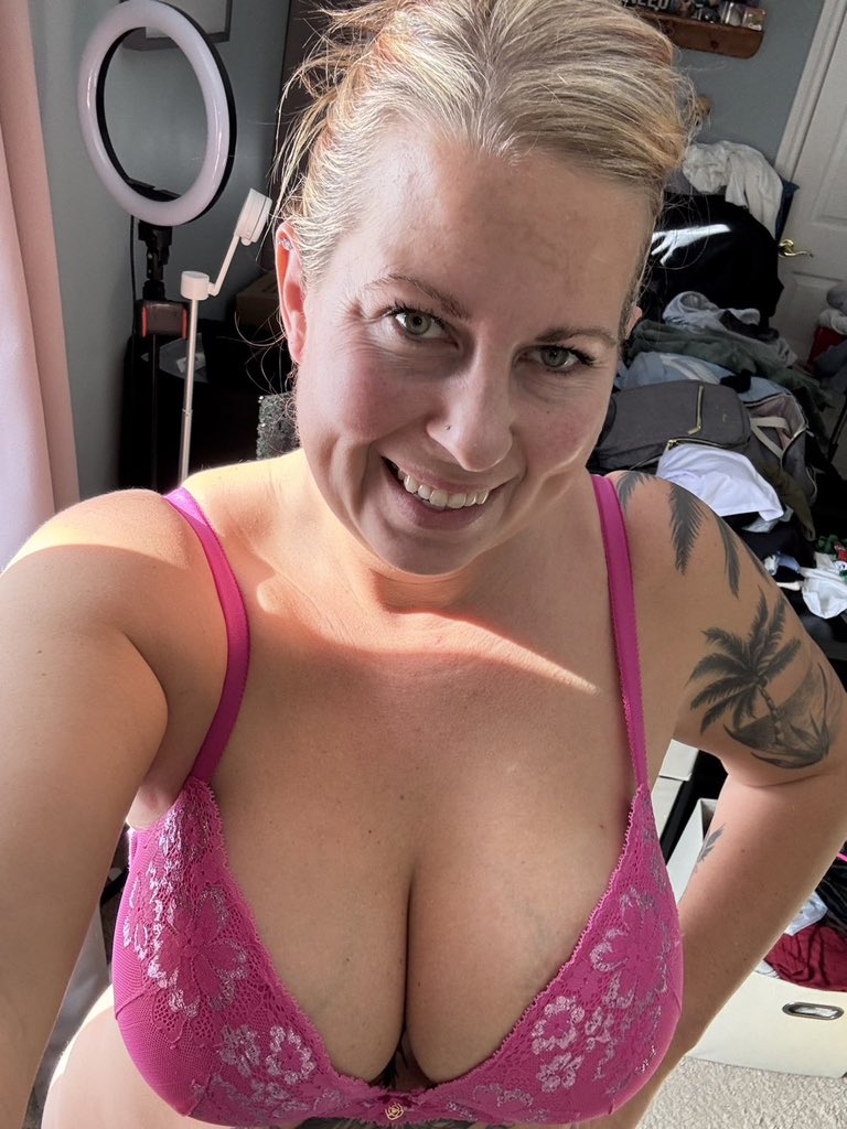Roseekittee's tweet photo. Don’t open if you don’t like big boobs https://t.co/j5m91D9OoR
