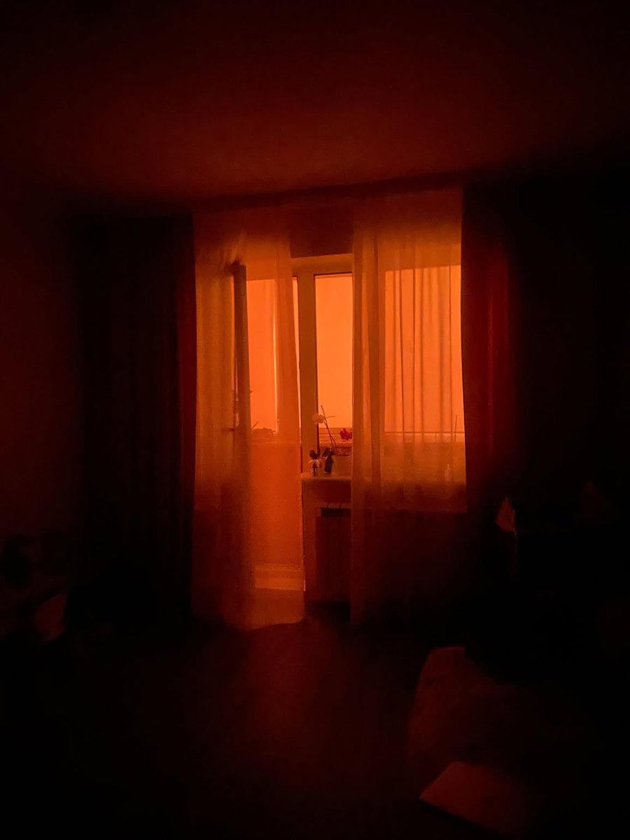 MargoGontar's tweet photo. This is not a sunrise. Or a sunset . It’s not even the famous Saharan dust storm . It’s the fire after  Russian ballistic missiles bombed Kyiv area this early morning https://t.co/Y1i7t245l5