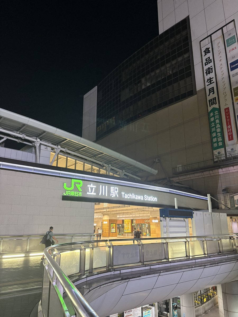 kingofsochin's tweet photo. 人が少なくなってきました立川 https://t.co/BBkl2wK6uo