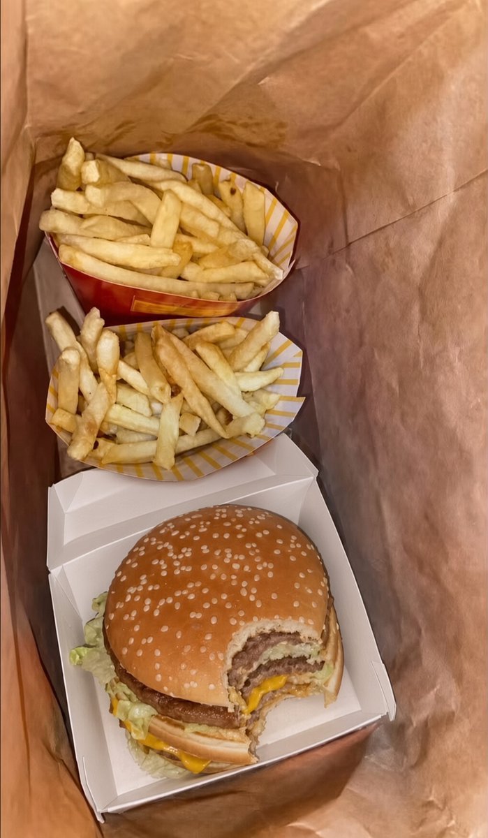 itssthyherinme's tweet photo. Yall tell me why this dasher BIT my burger and put it back in the bag because I didn’t tip her! I don’t know why y’all think people are OBLIGATED to fckn tip on an app YOU chose to work for! I will be reporting you and I hope DoorDash sees this post. https://t.co/zF9UNqnboI