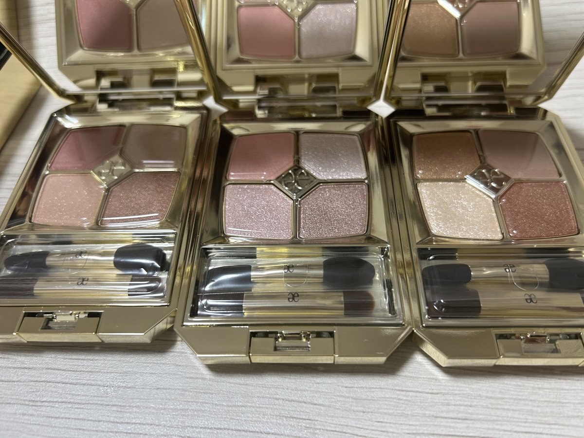 tu_cosme's tweet photo. か、かわいい。
左から02 03 101
2店舗で購入したのでブラシも２本。
#elegance https://t.co/wcdpgsY6M4